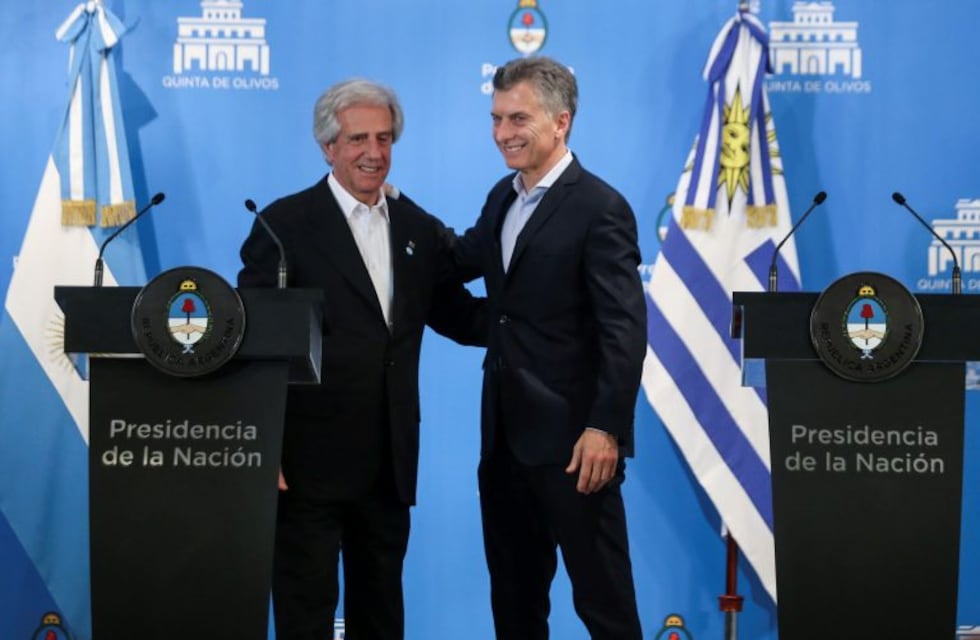 Macri se reunió con Tabaré Vázquez y habló de la posibilidad de construir un puente