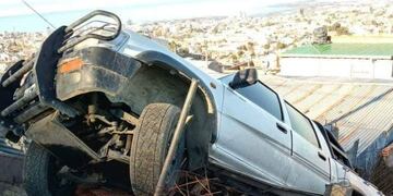 La camioneta quedó en el techo de la vivienda-