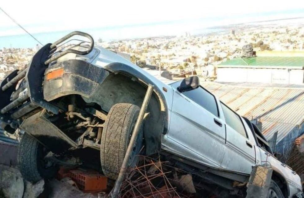 Una camioneta cayó sobre el techo de una vivienda en el barrio Las Flores