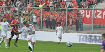 Domingo Blanco convierte el gol a Patronato