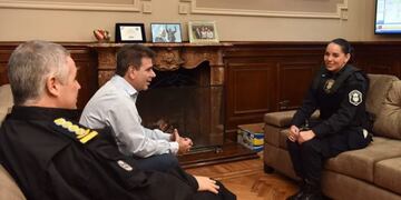 Ascendieron a la policía que amamantó al bebé abandonado en un hospital de La Plata\u002E