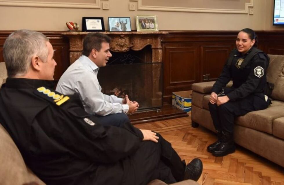 Ascendieron a la policía que amamantó al bebé abandonado en un hospital de La Plata
