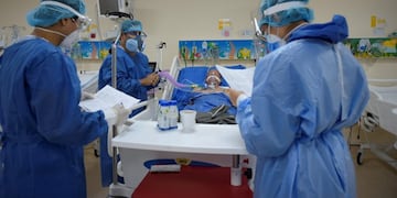 QUI01\u002E GUAYAQUIL (ECUADOR), 07/06/2020\u002E Fotografía del 5 de junio de 2020 de personal médico de la Unidad de Cuidados Intensivos (UCI) del hospital \