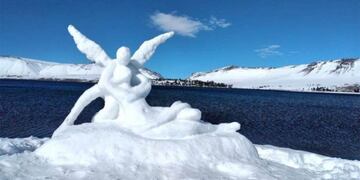 Tres vecinos de Caviahue realizaron una escultura de arte italiana en nieve (LMN)