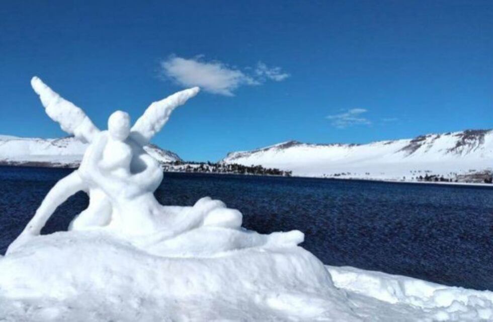 Tres vecinos de Caviahue realizaron una escultura de arte italiana en nieve