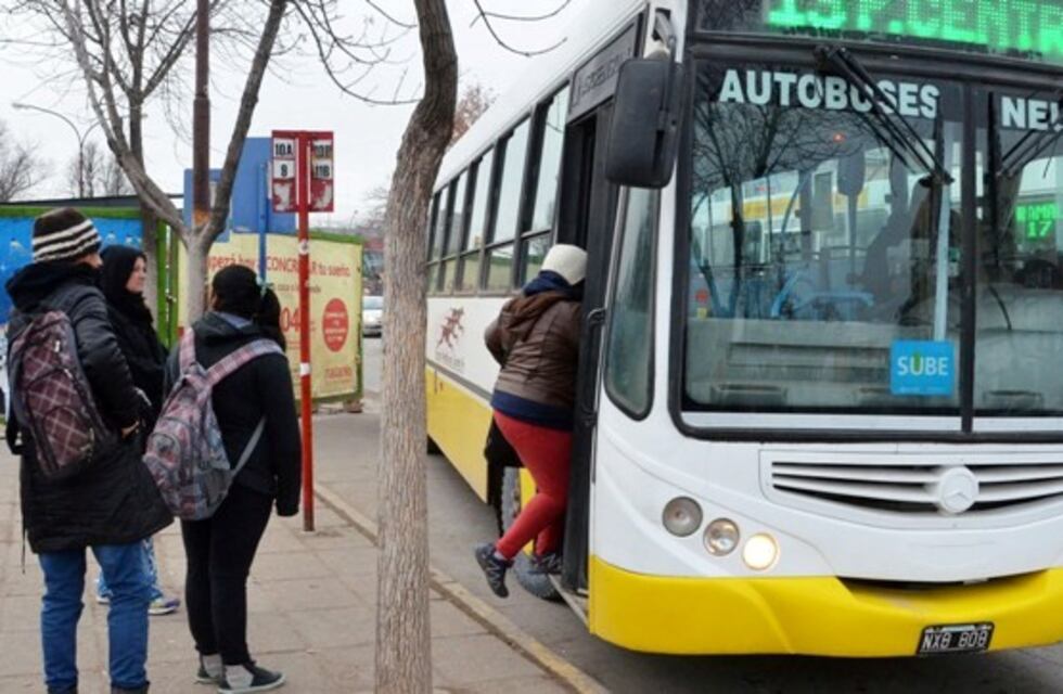 Más de 120 mil usuarios se encuentran afectados por el paro de colectivos en Neuquén