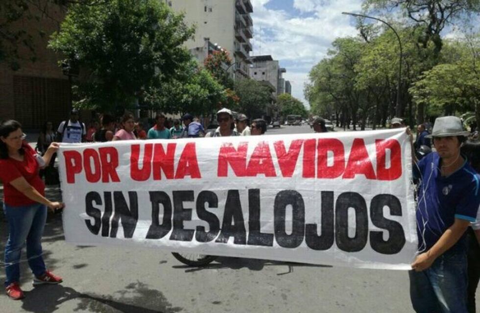 Por miedo a desalojos vecinos de asentamientos acampan en Plaza 25 de Mayo