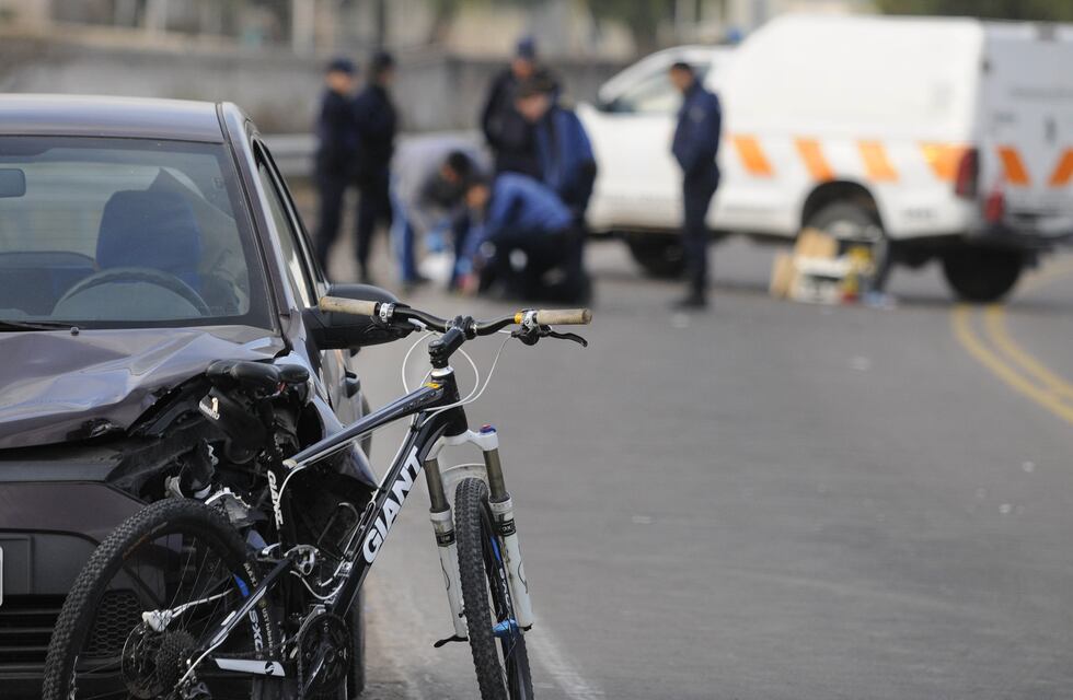 Atropelló a un hombre que paseaba en bicicleta con sus dos hijos y se dio a la fuga: murieron dos personas en San Rafael