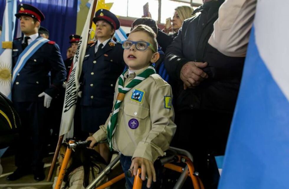 Tiene parálisis cerebral, sus compañeritos de segundo grado lo alentaron a caminar y logró hacerlo