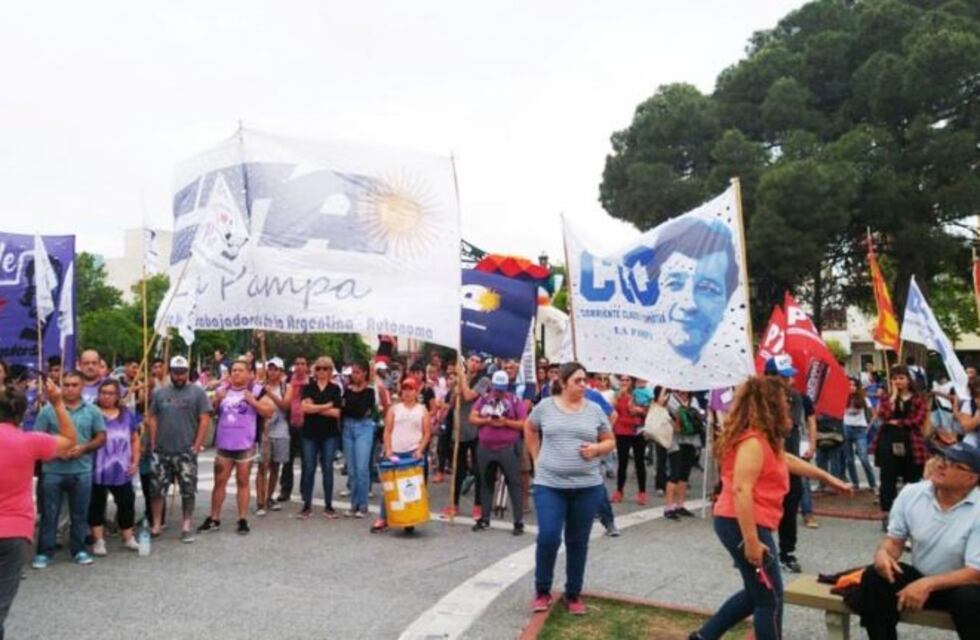 Movilización en la Plaza San Martín de Santa Rosa en respaldo a Evo Morales