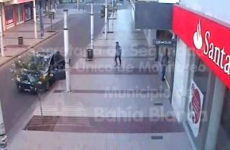 Dejó su auto con la puerta abierta para mirar una vidriera y se lo robaron