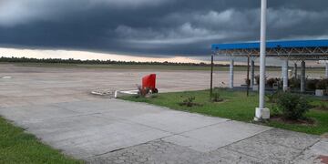 Frente de tormenta en el aeropuerto El Pucú de la ciudad de Formosa