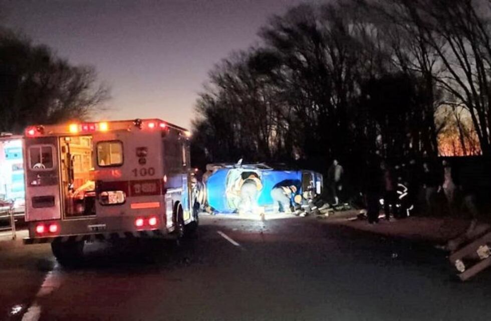 Un auto chocó contra un tractor con un elevador de rollo cerca de Eduardo Castex
