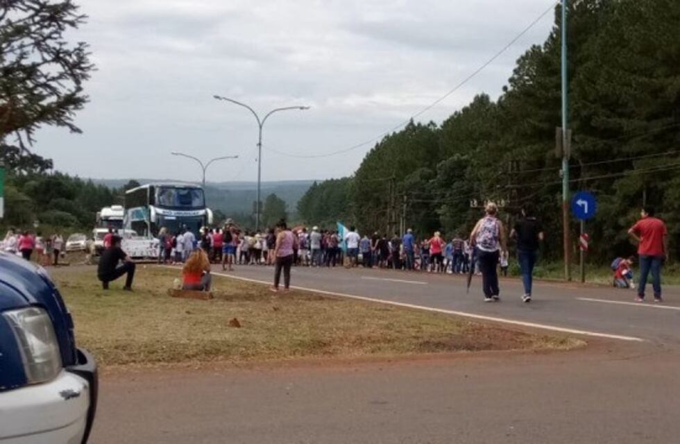Docentes de Puerto Piray cortaron la ruta provincial 16