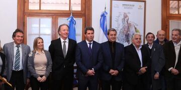 Previo al lanzamiento de los créditos, hubo una charla entre las autoridades del Banco San Juan y el Gobierno\u002E