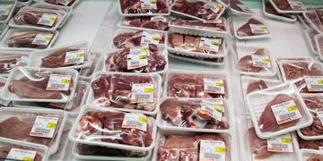 HON04 HONG KONG (CHINA) 22/03/2017\u002E- Paquetes de carne en una carnicería en Hong Kong (China) hoy, 22 de marzo de 2017\u002E Hong Kong, el segundo mayor importador de carne brasileña después de China, acordó suspender temporalmente y como \