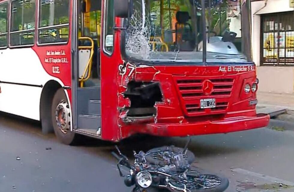 Un motociclista resultó gravemente herido tras chocar con un colectivo