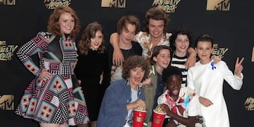 AJB001. Los Angeles (United States), 07/05/2017.- Cast of 'Stranger Things,' winner of the Show of the Year MTV Movie & TV Award pose in the press room at the Shrine Auditorium in Los Angeles, California, USA, 07 May 2017. The movies are nominated by producers and executives from MTV and the winners are chosen online by the general public. (Estados Unidos) EFE/EPA/MIKE NELSON