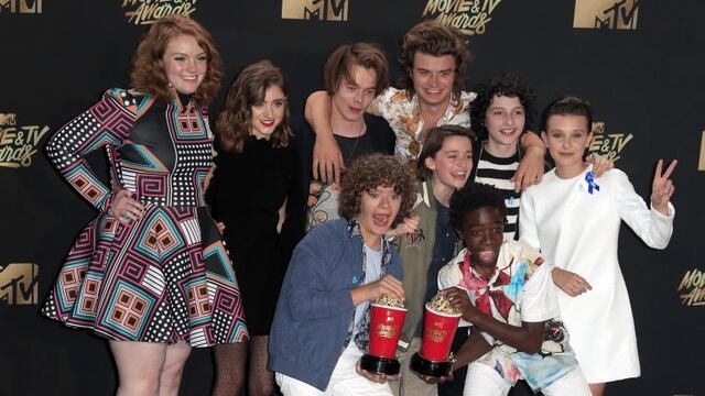 AJB001. Los Angeles (United States), 07/05/2017.- Cast of 'Stranger Things,' winner of the Show of the Year MTV Movie & TV Award pose in the press room at the Shrine Auditorium in Los Angeles, California, USA, 07 May 2017. The movies are nominated by producers and executives from MTV and the winners are chosen online by the general public. (Estados Unidos) EFE/EPA/MIKE NELSON