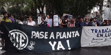 Los manifestantes cortaron el tránsito sobre Santa Fe y Laprida por la mañana\u002E (@aterosario)