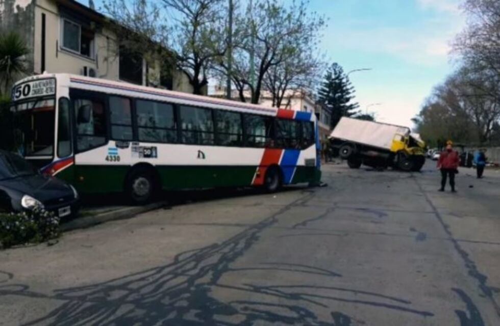 Al menos 17 heridos al chocar un colectivo y un camión en Villa Lugano