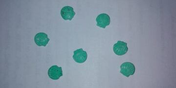 Las pastillas fueron diseñadas con una imagen similar al escudo de la petrolera\u002E (Ministerio de Seguridad de la Nación)