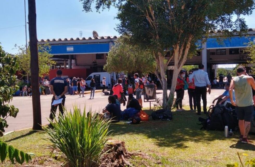 Turistas varados en Iguazú: Gendarmería montó carpas de campaña y custodia la zona de cuarentena