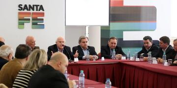 Lifschitz junto a su gabinete, legisladores e intendentes par abordar la crisis en SanCor.