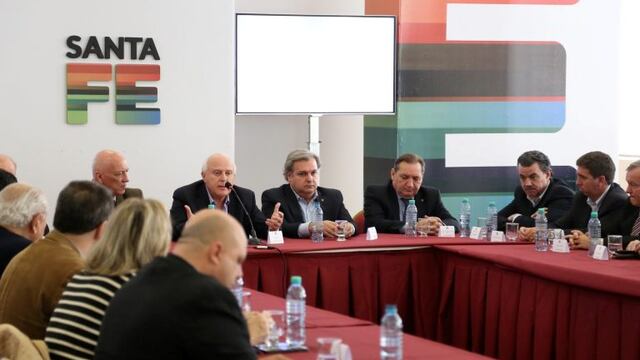 Lifschitz junto a su gabinete, legisladores e intendentes par abordar la crisis en SanCor.