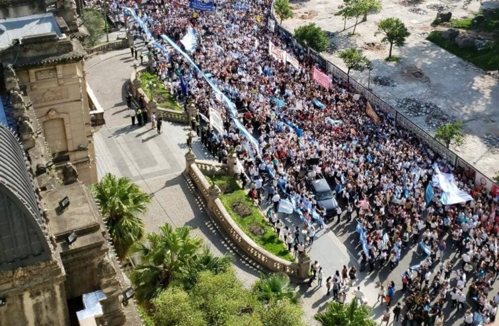 Miles de docentes autoconvocados marcharon en Plaza Independencia