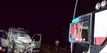 Dos muertos en un choque frontal entre una combi y un colectivo\u002E (Foto: Tu Mercedes)