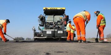 Trabajo de bacheo en rutas