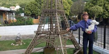 Tito posando con su mascota junto a su obra de arte: la Torre Eiffel carlospacense\u002E
