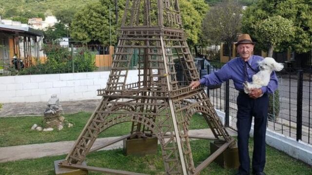 Tito posando con su mascota junto a su obra de arte: la Torre Eiffel carlospacense\u002E