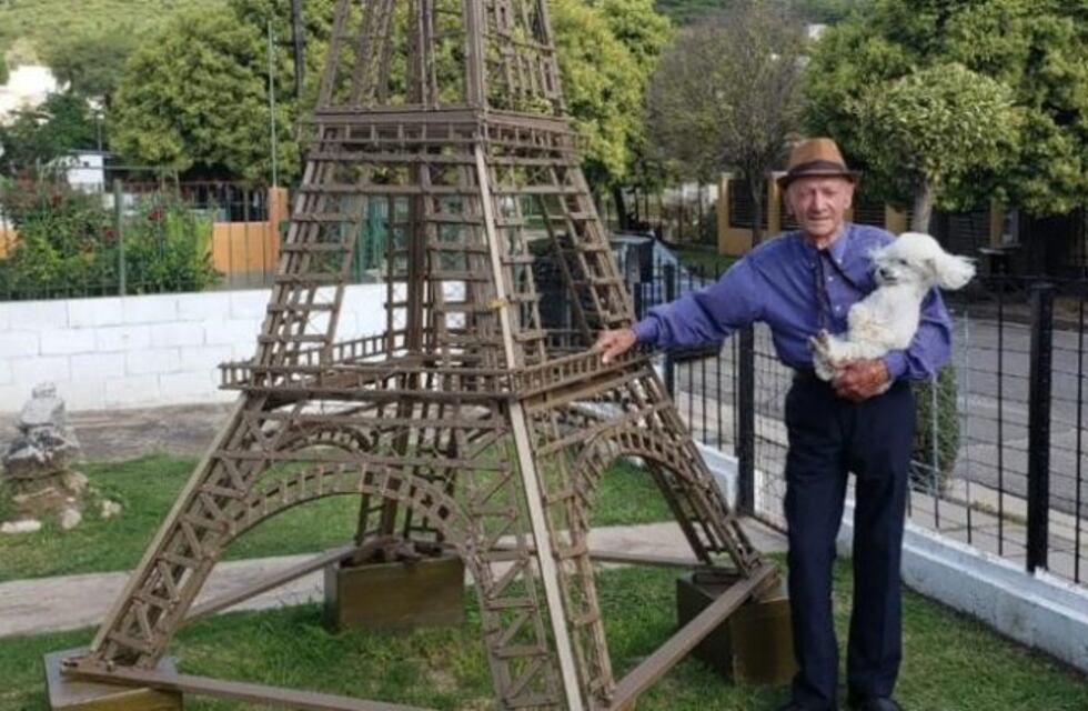 Carlos Paz: construyó una Torre Eiffel en el patio de su propia casa