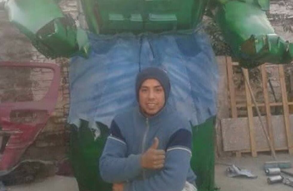 Es escultor y ofrece una recompensa para recuperar las herramientas que le robaron a su papá