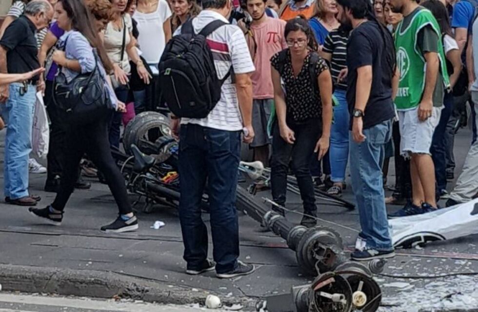 Una columna de alumbrado cayó sobre una ciclista en la esquina de Córdoba y Corrientes