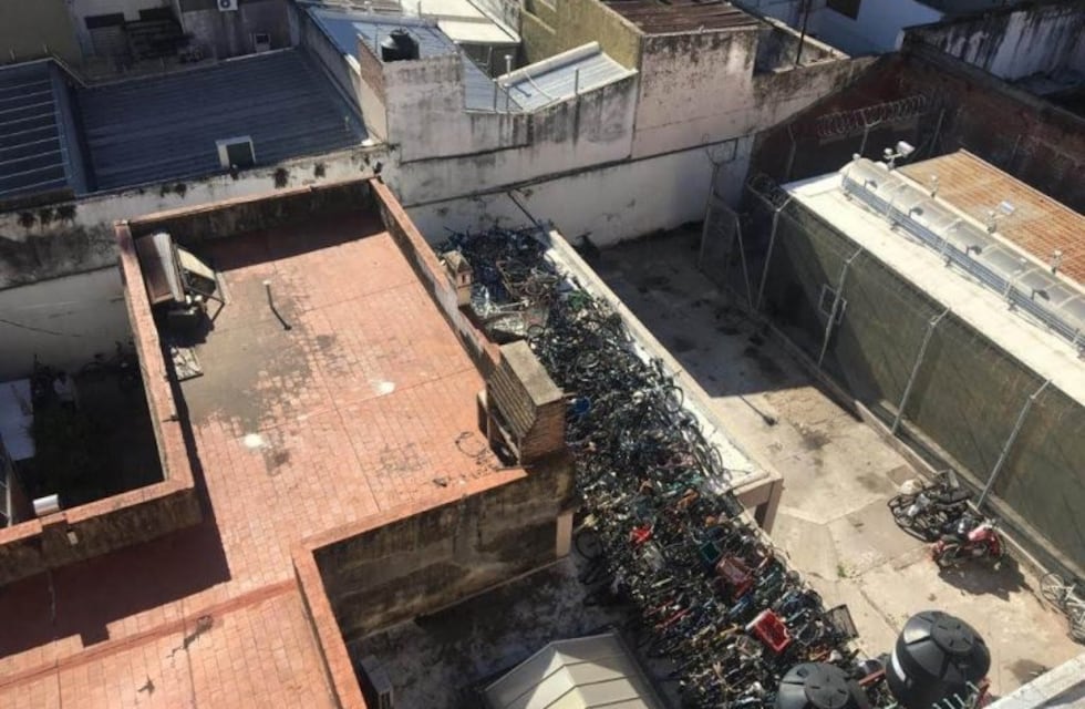 Chatarra en plena terraza de una comisaría céntrica: sacan vehículos y bicis de la seccional 2°