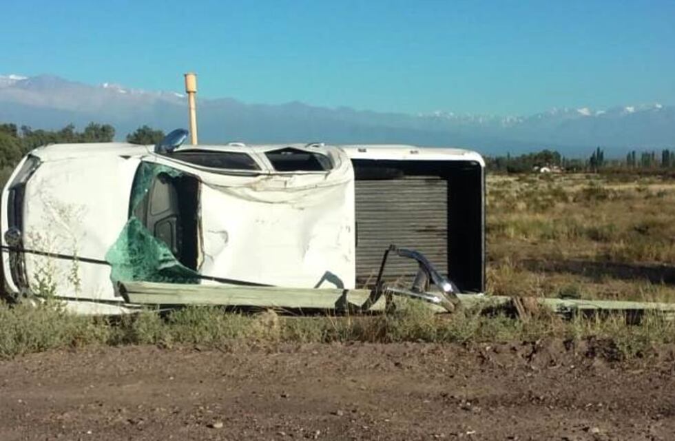 Una camioneta con cinco personas volcó en Tunuyán