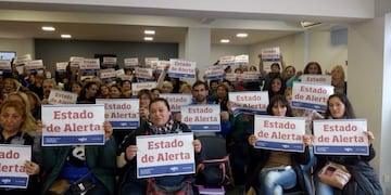 Asistentes escolares santafesinos en alerta