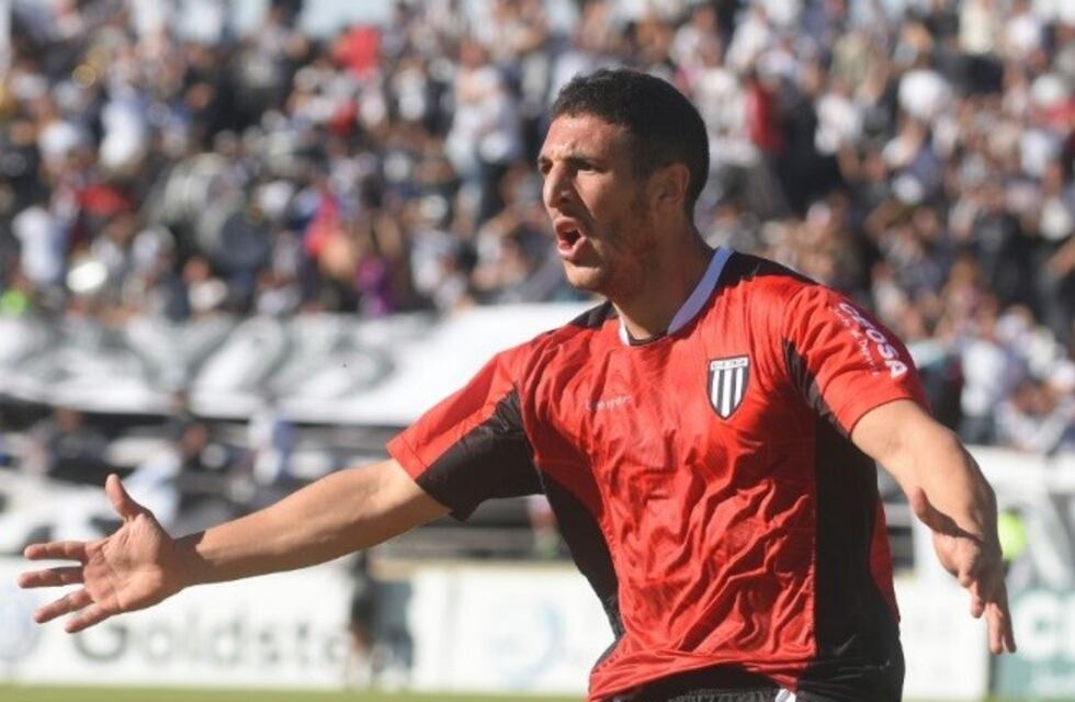 Gimnasia goleó a Unión de Sunchales y va por el ascenso