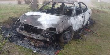 Auto quemado costanera