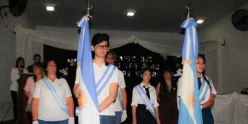 Un joven terminó sus estudios junto a sus padres y los tres fueron abanderados