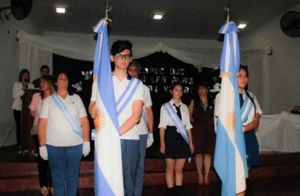 Un joven terminó sus estudios junto a sus padres y los tres fueron abanderados