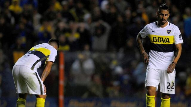 Boca Juniors' forward Cristian Pavon (L) and his teammate midfielder Oscar Benitez react during their Argentina First Division football match against Patronato at La Bombonera stadium in Buenos Aires, on April 16, 2017. / AFP PHOTO / ALEJANDRO PAGNI canch