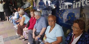 Jubilados aguardan para ser atendidos en un banco\u002E (Archivo)