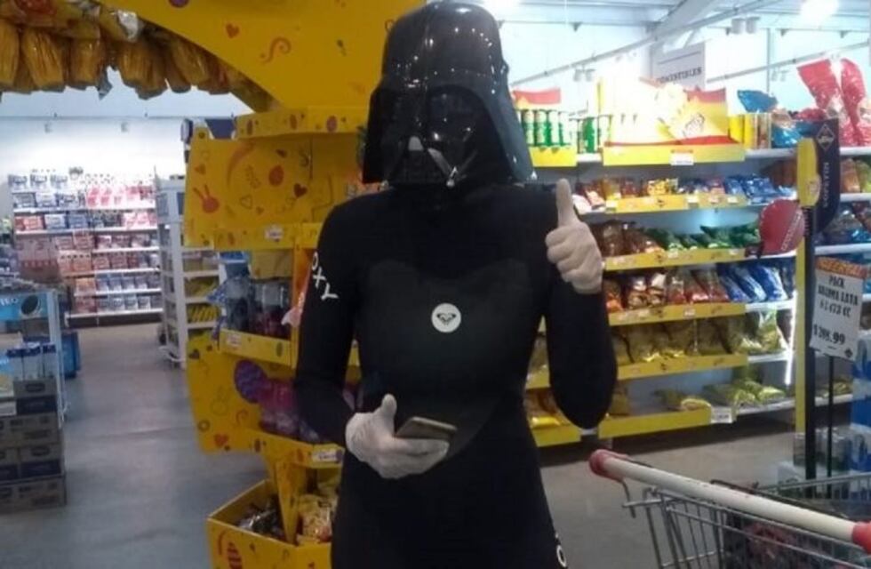 Una mujer se vistió como Darth Vader para ir al supermercado en Roldán