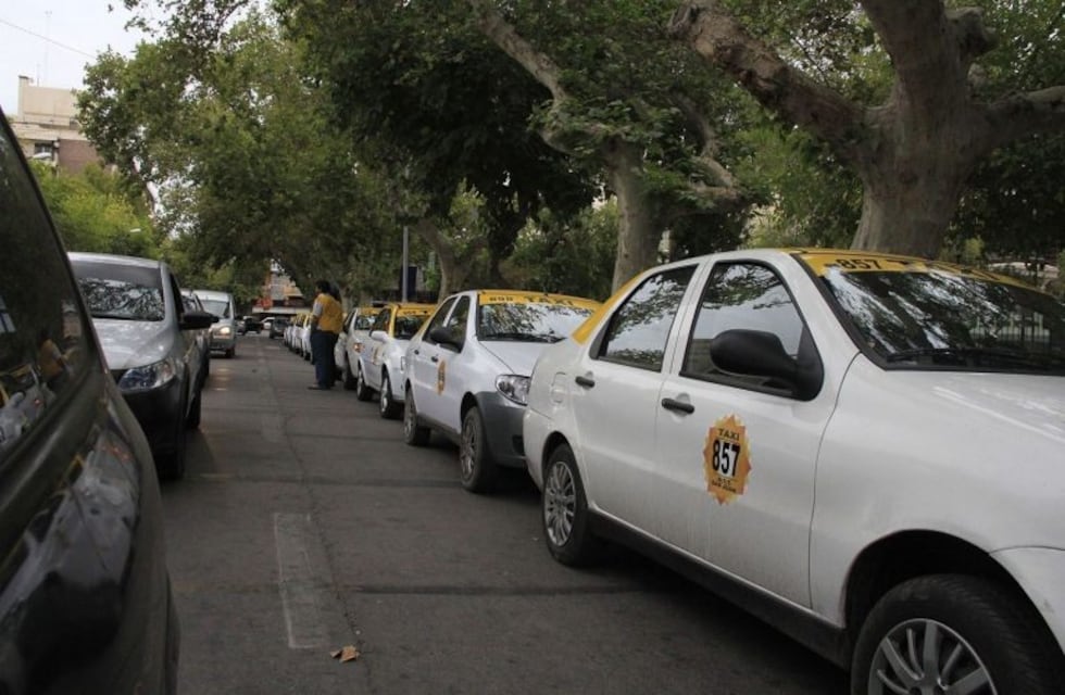 Taxista sanjuanino deberá trabajar gratis por circular con un carnet de conducir falso
