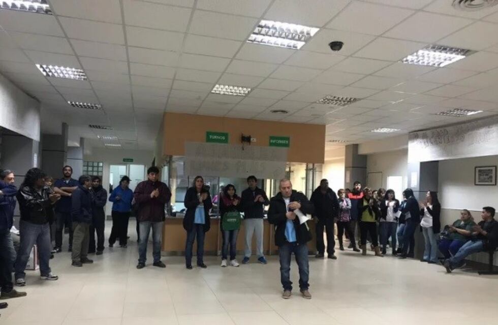 Trabajadores del Hospital Regional iniciaron un paro total