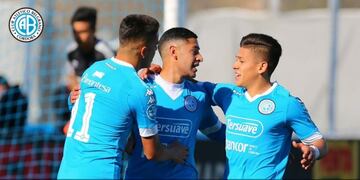Fabricio Braner y su abrazo al 10, a Sergio Díaz, autor del gol del triunfo Celeste\u002E